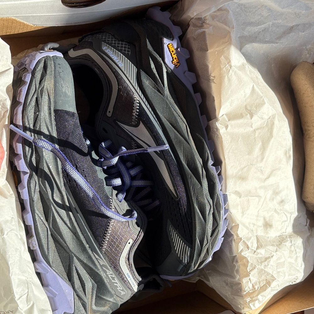 Altra Olympus 5 Black and Gray Athletic Shoes, Sz 6 almost brand new, only 7 mi